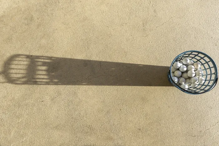 Gerahmter Druck : Golf-Platz-Eimer mit Golfbällen und Schatten. Gerahmter Druck : Golf-Platz-Eimer mit Golfbällen und Schatten.