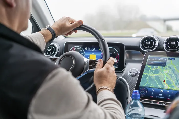 Gerahmter Druck : Fahrbild mit Fahrer im modernen Auto. Gerahmter Druck : Fahrbild mit Fahrer im modernen Auto.