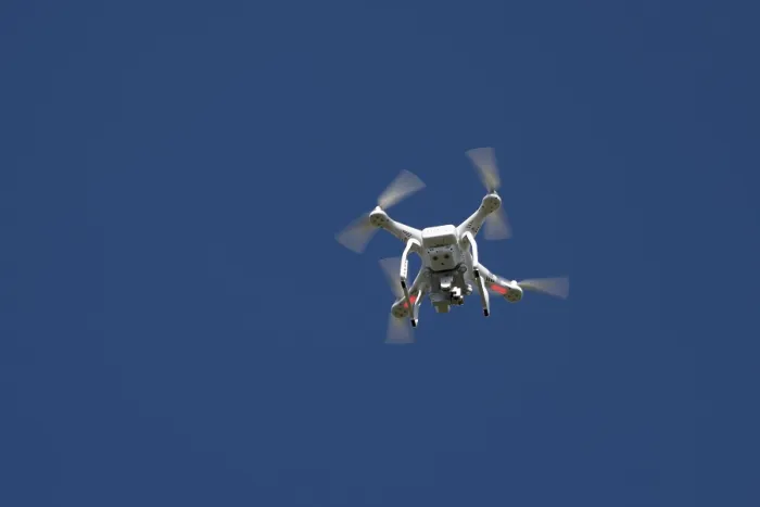 Gerahmter Druck : Drohne im Flug, Island. Gerahmter Druck : Drohne im Flug, Island.