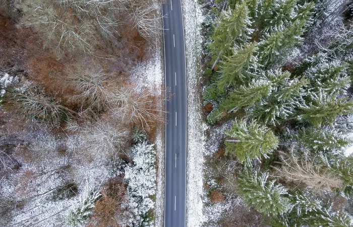 Gerahmter Druck : Bild eines Drohnen über einen Waldweg im Winter. Gerahmter Druck : Bild eines Drohnen über einen Waldweg im Winter.