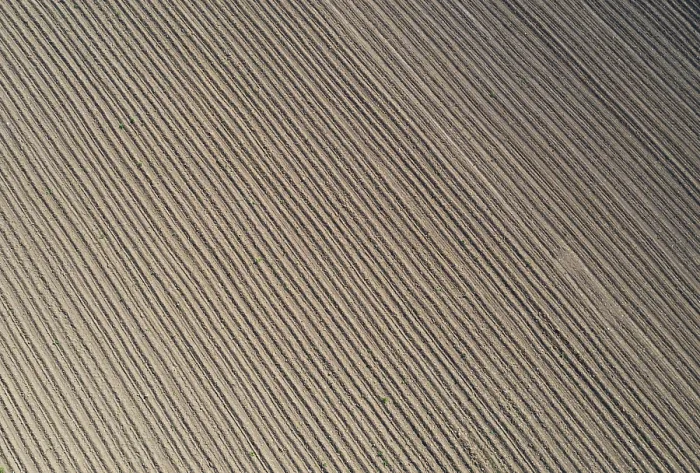 Gerahmter Druck : Drohnenbild, Pflugfeld, von oben. Gerahmter Druck : Drohnenbild, Pflugfeld, von oben.