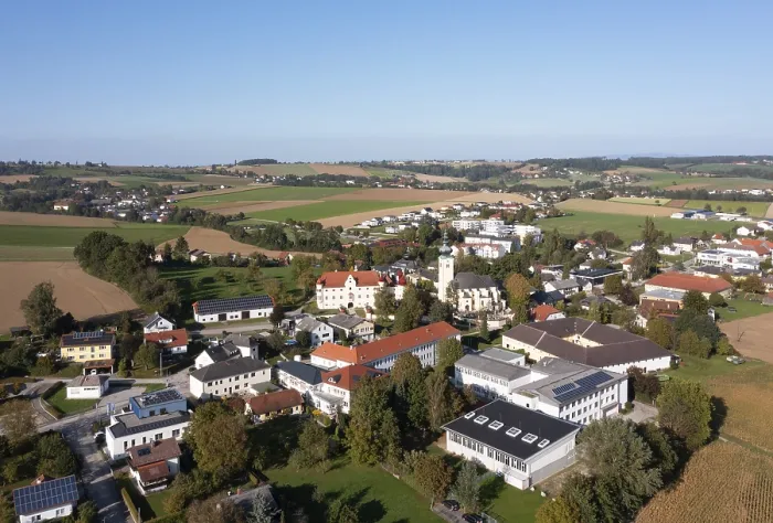 Gerahmter Druck : Drohnenbild, Blick auf Buchkirchen. Gerahmter Druck : Drohnenbild, Blick auf Buchkirchen.