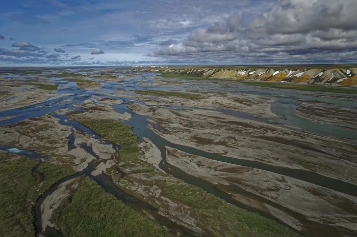 Gerahmter Druck : Bild eines Drohnen, Blick auf den Sagavanirktok River. Gerahmter Druck : Bild eines Drohnen, Blick auf den Sagavanirktok River.