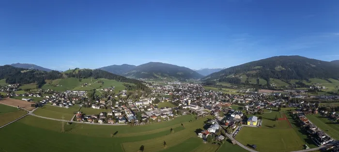 Gerahmter Druck : Drohnenbild, Sicht auf das Dorf.