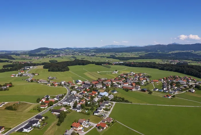 Gerahmter Druck : Bild eines Drohnen, Dorfansicht von Schleedorf. Gerahmter Druck : Bild eines Drohnen, Dorfansicht von Schleedorf.