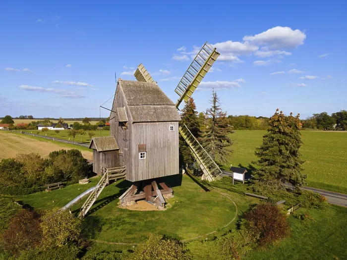 Gerahmter Druck : Drohnen-Schuss, Bockwindmühle. Gerahmter Druck : Drohnen-Schuss, Bockwindmühle.
