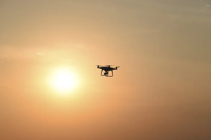 Gerahmter Druck : Drohne gegen den Hintergrund eines Sonnenuntergangs Gerahmter Druck : Drohne gegen den Hintergrund eines Sonnenuntergangs