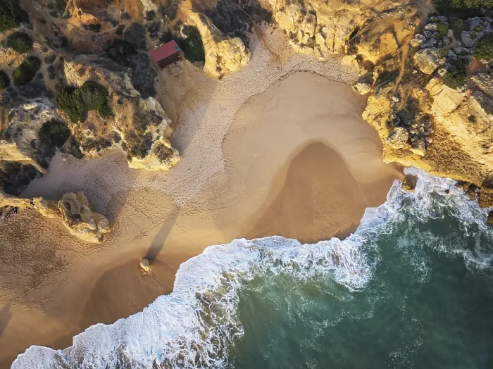 Gerahmter Druck : Bild eines Drohnen-Top-Down-Blicks auf eine sandige Bucht. Gerahmter Druck : Bild eines Drohnen-Top-Down-Blicks auf eine sandige Bucht.