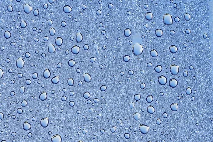 Gerahmter Druck : Tropfen Wasser auf einer blauen Oberfläche. Gerahmter Druck : Tropfen Wasser auf einer blauen Oberfläche.