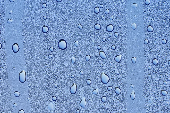 Gerahmter Druck : Tropfen Wasser auf einer blauen Oberfläche. Gerahmter Druck : Tropfen Wasser auf einer blauen Oberfläche.