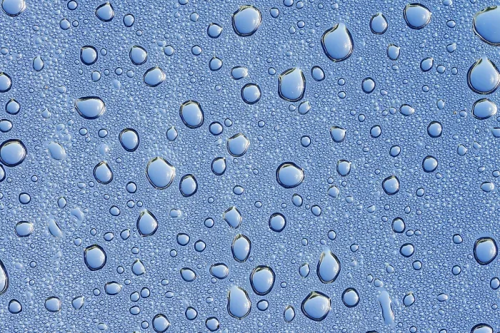 Gerahmter Druck : Tropfen Wasser auf einer blauen Oberfläche.