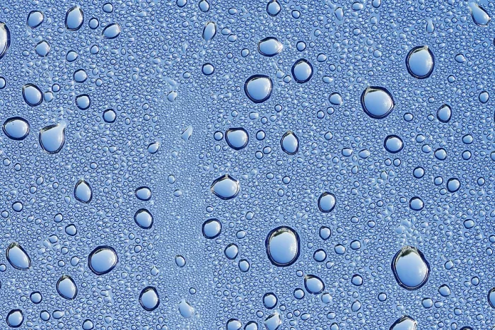 Gerahmter Druck : Tropfen Wasser auf blauer Oberfläche. Gerahmter Druck : Tropfen Wasser auf blauer Oberfläche.