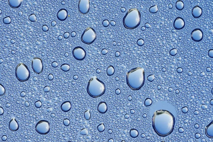 Gerahmter Druck : Tropfen Wasser auf einer blauen Oberfläche.