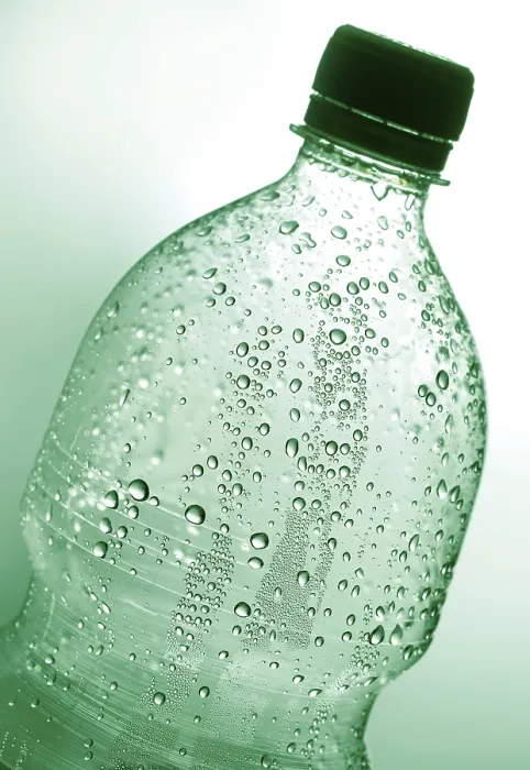 Gerahmter Druck : Tropfen Wasser auf einem Plastikflasche. Gerahmter Druck : Tropfen Wasser auf einem Plastikflasche.
