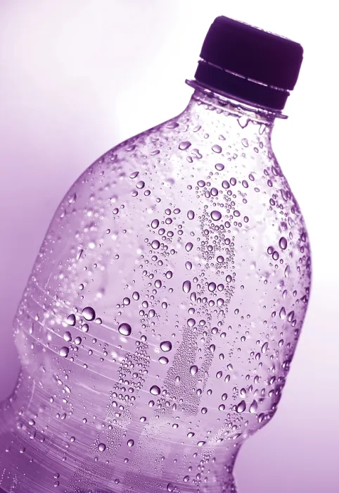 Gerahmter Druck : Tropfen Wasser auf einem Plastikflasche. Gerahmter Druck : Tropfen Wasser auf einem Plastikflasche.