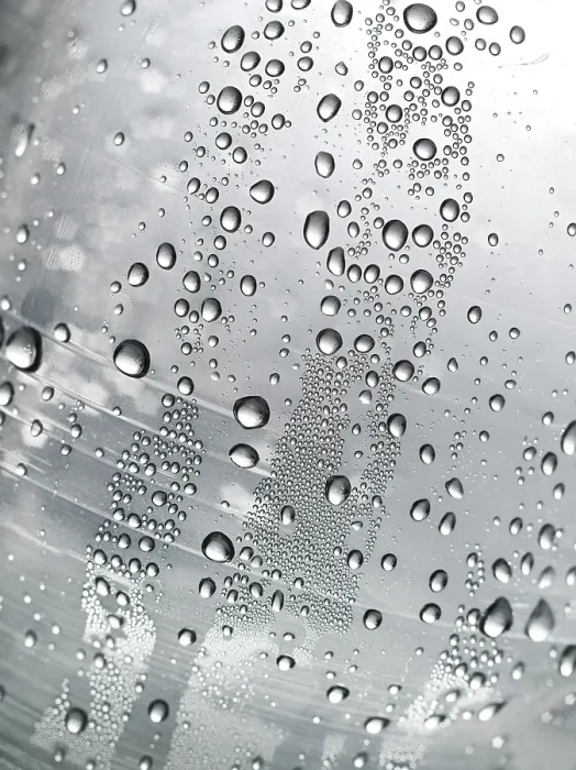 Gerahmter Druck : Tropfen Wasser auf einem Plastikflasche. Gerahmter Druck : Tropfen Wasser auf einem Plastikflasche.