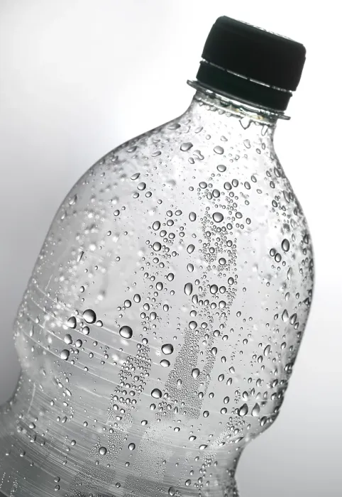 Gerahmter Druck : Tropfen Wasser auf einem Plastikflasche. Gerahmter Druck : Tropfen Wasser auf einem Plastikflasche.