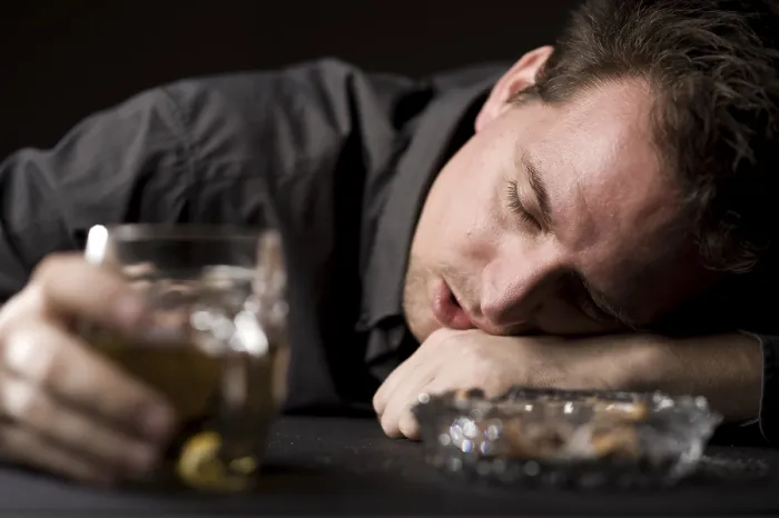 Gerahmter Druck : Ein Mann trinkt Bier. Gerahmter Druck : Ein Mann trinkt Bier.