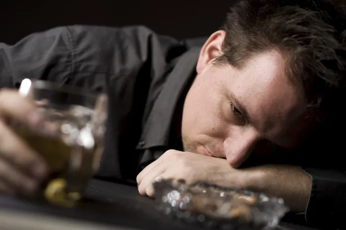 Gerahmter Druck : Betrunkener Mann mit Bier. Gerahmter Druck : Betrunkener Mann mit Bier.