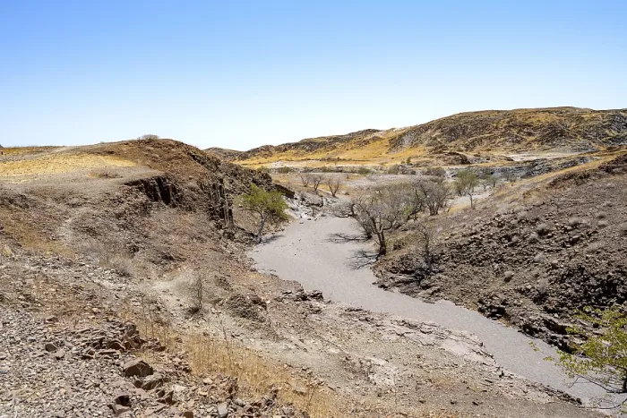 Gerahmter Druck : Trockener Flussgrund mit Basaltfelsen. Gerahmter Druck : Trockener Flussgrund mit Basaltfelsen.
