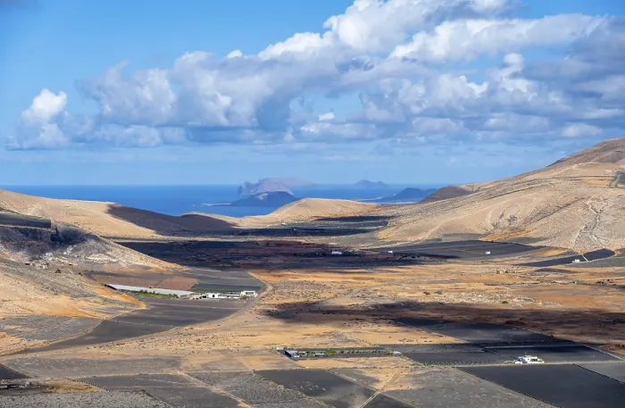 Gerahmter Druck : Trockener vulkanischer Landschaft mit Feldern. Gerahmter Druck : Trockener vulkanischer Landschaft mit Feldern.