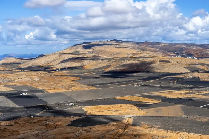 Gerahmter Druck : Trockener vulkanischer Landschaft mit Feldern. Gerahmter Druck : Trockener vulkanischer Landschaft mit Feldern.