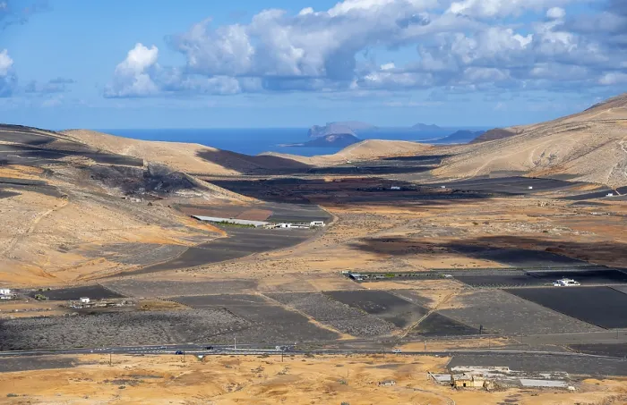 Gerahmter Druck : Trockener vulkanischer Landschaft mit Feldern. Gerahmter Druck : Trockener vulkanischer Landschaft mit Feldern.