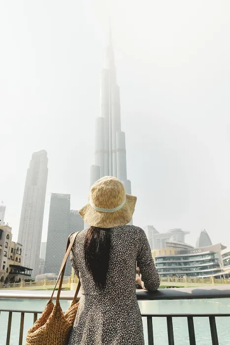 Gerahmter Druck : Frau in Dubai vor dem Burj Khalifa Gerahmter Druck : Frau in Dubai vor dem Burj Khalifa