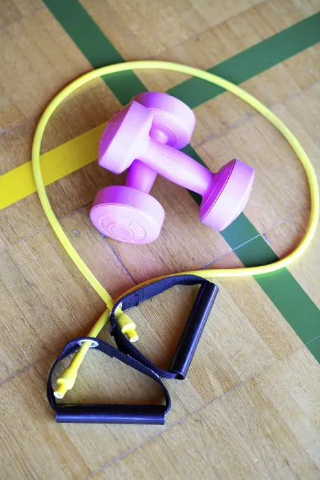 Gerahmter Druck : Dumbbells und Hüpfseil. Gerahmter Druck : Dumbbells und Hüpfseil.