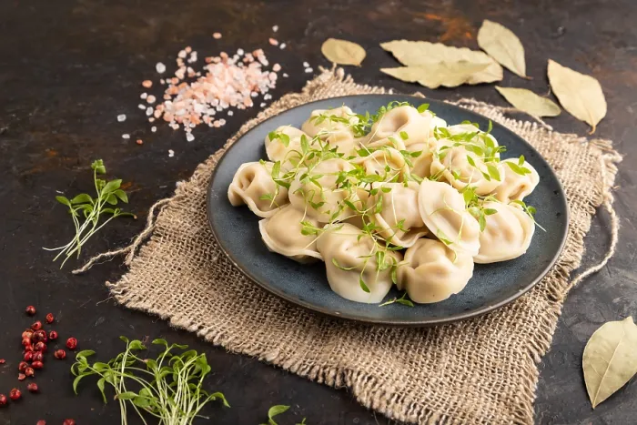 Gerahmter Druck : Maultaschen mit Pfeffer, Salz, Kräutern. Gerahmter Druck : Maultaschen mit Pfeffer, Salz, Kräutern.