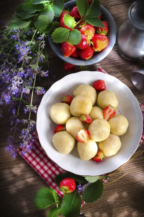 Gerahmter Druck : Maultaschen mit Erdbeeren Gerahmter Druck : Maultaschen mit Erdbeeren