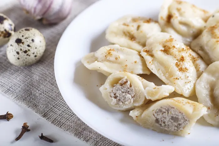 Gerahmter Druck : Maultaschen auf einem weißen Teller, selektive Schärfe. Gerahmter Druck : Maultaschen auf einem weißen Teller, selektive Schärfe.