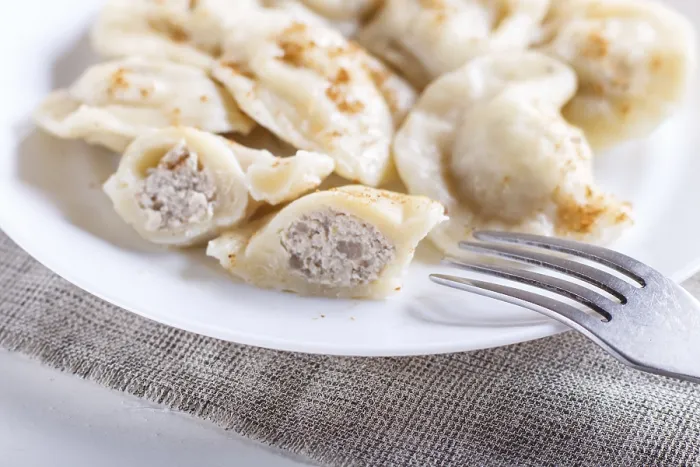 Gerahmter Druck : Maultaschen auf einem weißen Teller, selektive Schärfe. Gerahmter Druck : Maultaschen auf einem weißen Teller, selektive Schärfe.