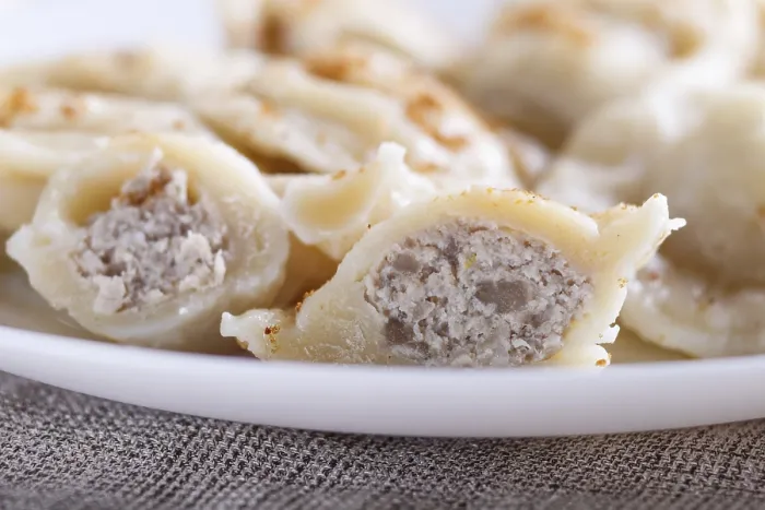 Gerahmter Druck : Maultaschen auf einem weißen Teller, selektive Schärfe. Gerahmter Druck : Maultaschen auf einem weißen Teller, selektive Schärfe.