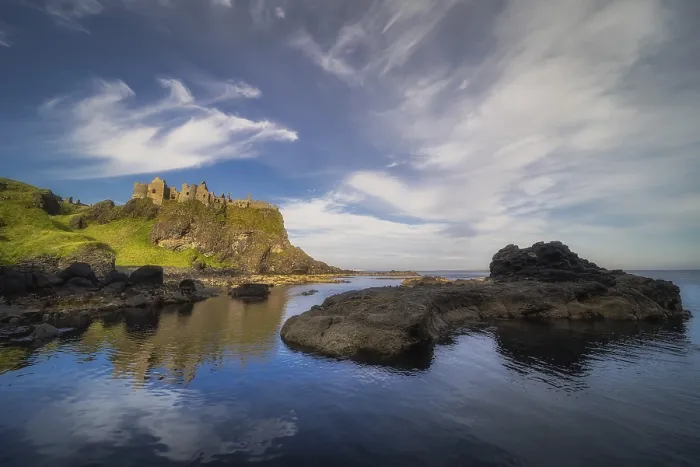 Gerahmter Druck : Dunluce Castle spiegelt sich im Ozean. Gerahmter Druck : Dunluce Castle spiegelt sich im Ozean.
