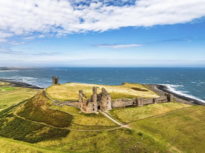 Gerahmter Druck : Dunstanburgh Castle aus der Sicht eines Drohnen. Gerahmter Druck : Dunstanburgh Castle aus der Sicht eines Drohnen.