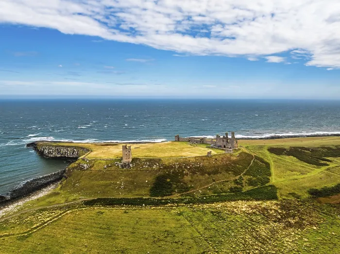 Gerahmter Druck : Dunstanburgh Castle aus der Sicht eines Drohnen. Gerahmter Druck : Dunstanburgh Castle aus der Sicht eines Drohnen.