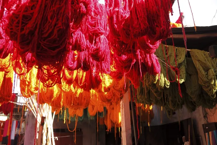 Gerahmter Druck : Blick in den Teppichhändlermarkt von Marrakesch, Marokko Gerahmter Druck : Blick in den Teppichhändlermarkt von Marrakesch, Marokko