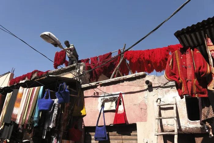 Gerahmter Druck : Im Teppichhändlermarkt in Marrakesch Gerahmter Druck : Im Teppichhändlermarkt in Marrakesch
