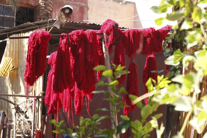Gerahmter Druck : Im Teppichhändlermarkt in Marrakesch Gerahmter Druck : Im Teppichhändlermarkt in Marrakesch