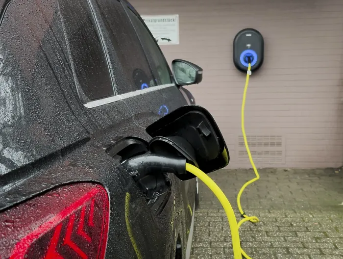 Gerahmter Druck : Ein Elektroauto wird an einer Ladesäule aufgeladen. Gerahmter Druck : Ein Elektroauto wird an einer Ladesäule aufgeladen.