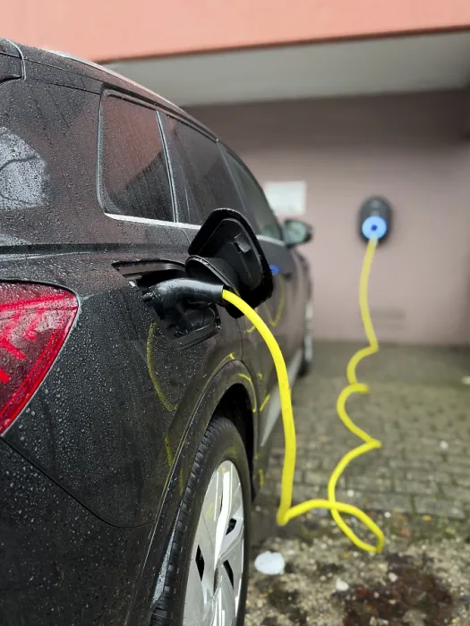 Gerahmter Druck : Ein Elektroauto wird an einer Ladesäule aufgeladen.