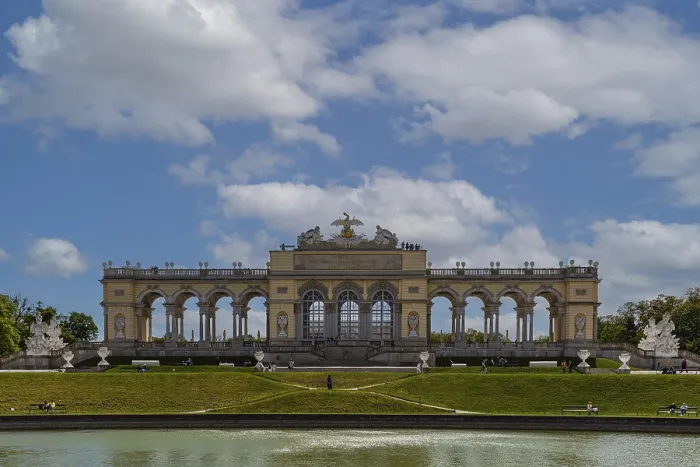 Gerahmter Druck : Frühhistoristische Kolonnade Gloriette Gerahmter Druck : Frühhistoristische Kolonnade Gloriette