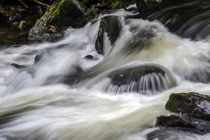 Gerahmter Druck : Ost Lyn River in voller Flut.