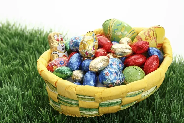 Gerahmter Druck : Osterkorb mit Schokoladenöfen auf Gras. Gerahmter Druck : Osterkorb mit Schokoladenöfen auf Gras.