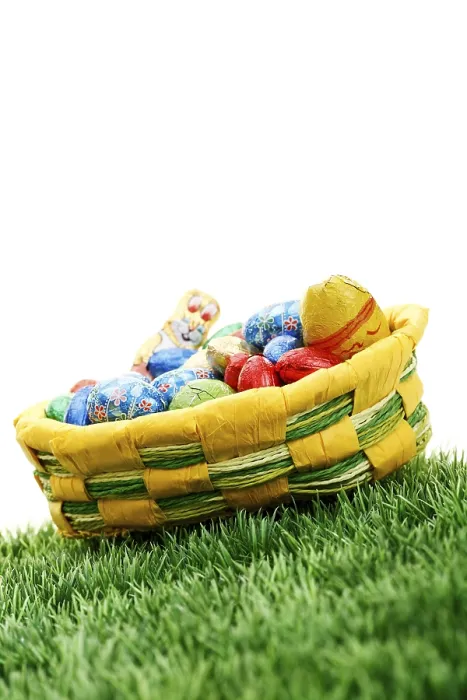 Gerahmter Druck : Osterkorb auf einem Rasen. Gerahmter Druck : Osterkorb auf einem Rasen.