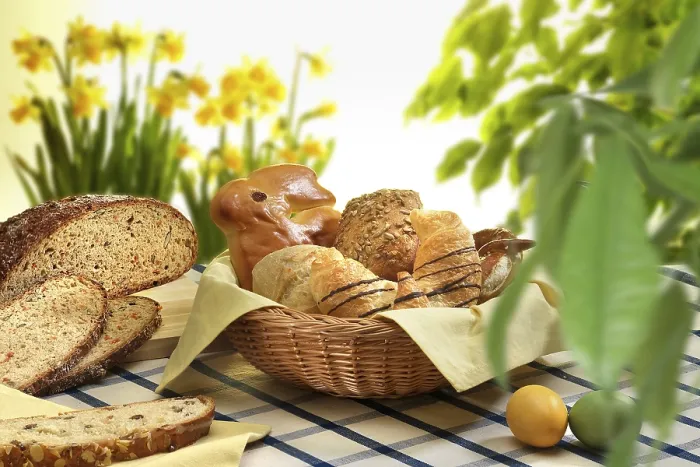 Gerahmter Druck : Osterkorb mit Kuchen, Brot. Gerahmter Druck : Osterkorb mit Kuchen, Brot.