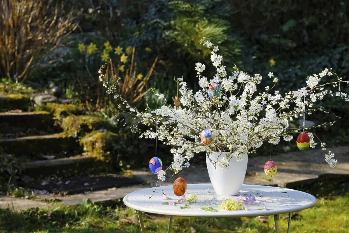 Gerahmter Druck : Osterbouquet mit handgemalten Ostereiern. Gerahmter Druck : Osterbouquet mit handgemalten Ostereiern.