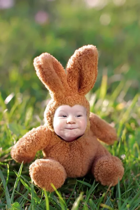Gerahmter Druck : Osterhase. Ein Osterhase voller Leben und Farbe Gerahmter Druck : Osterhase. Ein Osterhase voller Leben und Farbe