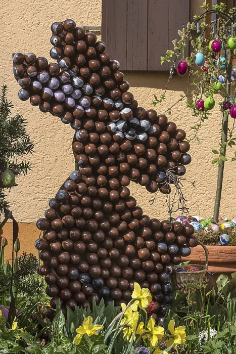Gerahmter Druck : Osterhasefigur aus Eiern. Gerahmter Druck : Osterhasefigur aus Eiern.
